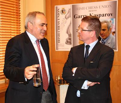Garry Kasparov speaks with Michael Diskin at the Press Conference