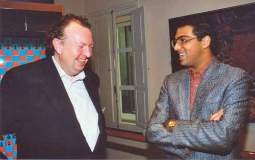 Kevin O'Connell shares a joke with Anand, Las Palmas 1996