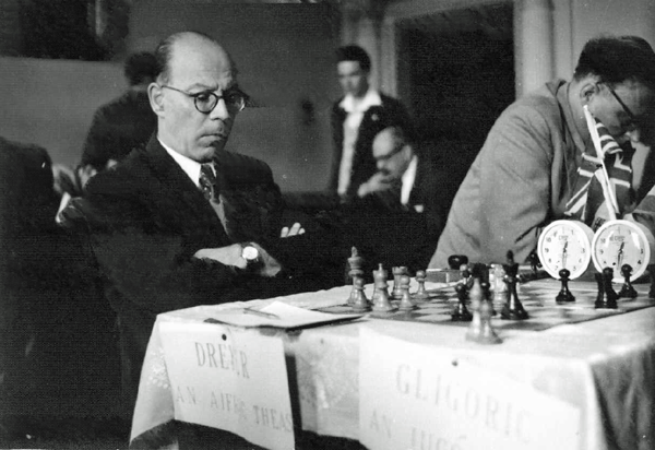 Dublin Zonal: IM Kurt Dreyer (RSA), left and IM Charles Hugh O'Donnell Alexander, ENG (photo Joe Keenan)