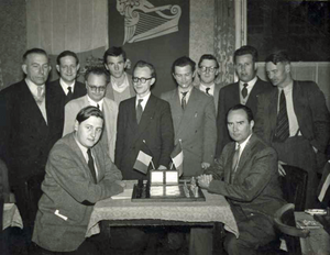 An Tostal, Dublin: seated L-R: J. H. Donner NED, A. O'Kelly de Galway BEL, standing L-R: H. Golombek ENG, B. H. Wood ENG, W. Heidenfeld RSA, W. Dunphy AUS, J. Keenan IRL, W. Stanton FRG, K. O'Riordan IRL, J. P. Reid IRL, D. O'Sullivan IRL