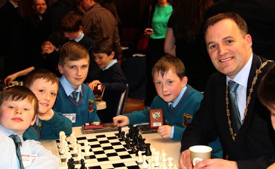 Ionadaí Ardmhéara Naoise Ó Muirí (Ardmhéara 2012-13) le daltaí fichille ó nGaelscoil Cholmcille, Comórtas Fichille Cúige Laighean 2014