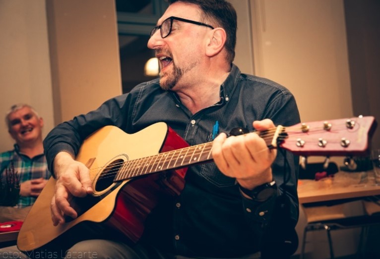 Gerry Graham plays a tune at ran an der Turm
